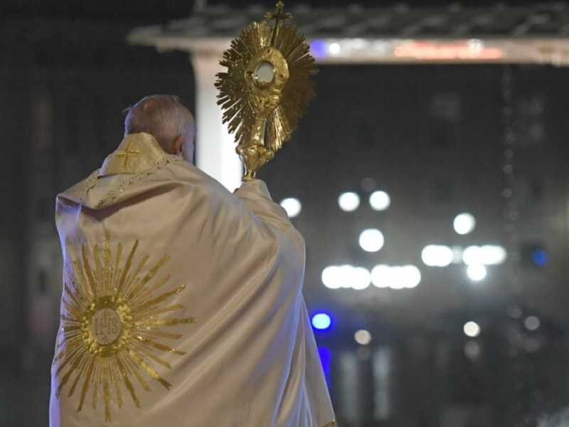 Papa Francesco durante la preghiera in Piazza San Pietro lo scorso 27 marzo (foto LaPresse)