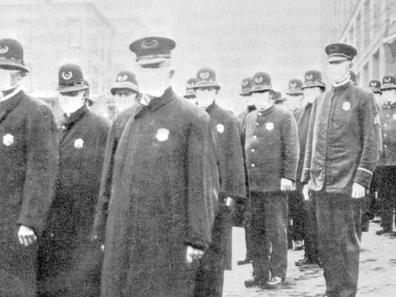 Poliziotti americani durante l'influenza spagnola (foto LaPresse)