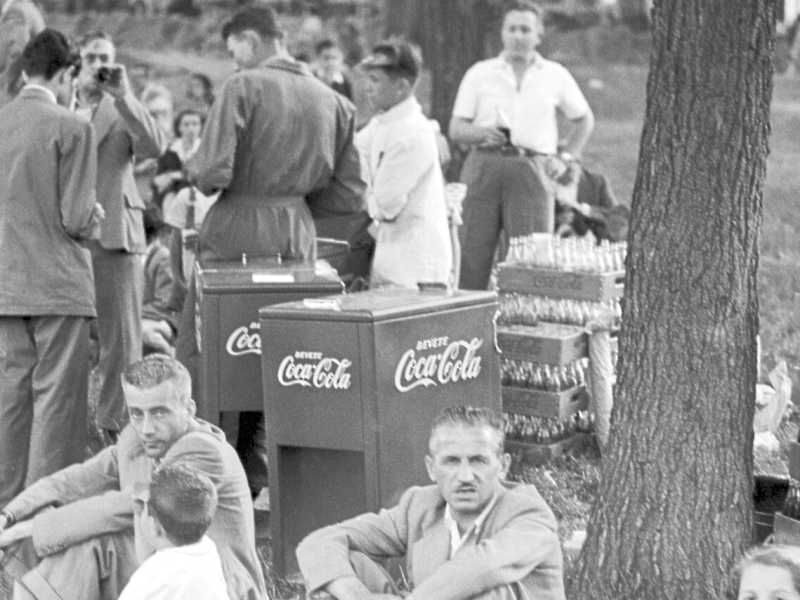  Pasquetta 1950 a Torino. La Coca Cola fa la sua apparizione in Italia, grazie anche alle ghiacciaie che la mantengono fresca
