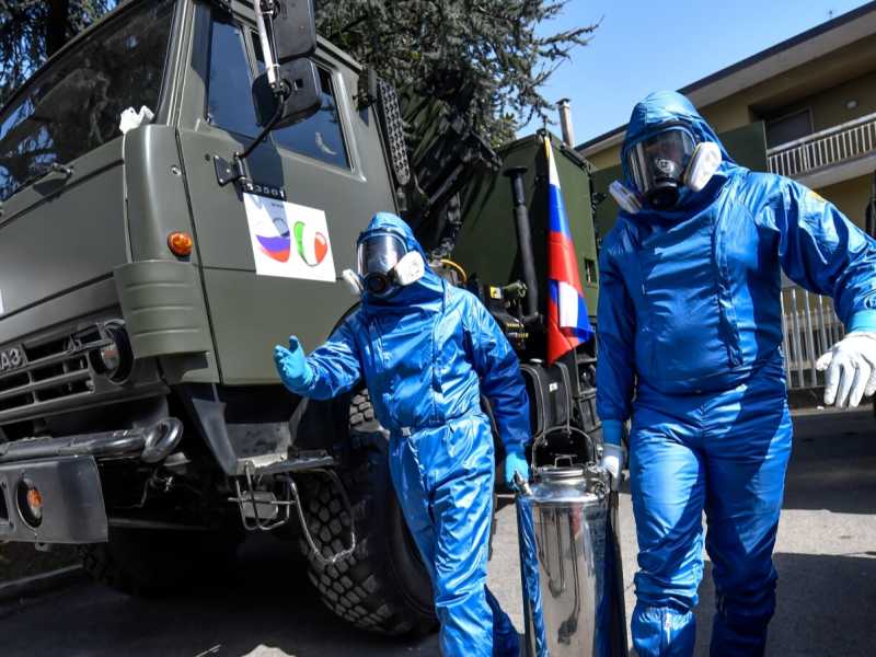 Esercito russo sanifica la residenza per anziani Rsa Honegger ad Albino, in provincia di Bergamo (foto LaPresse)