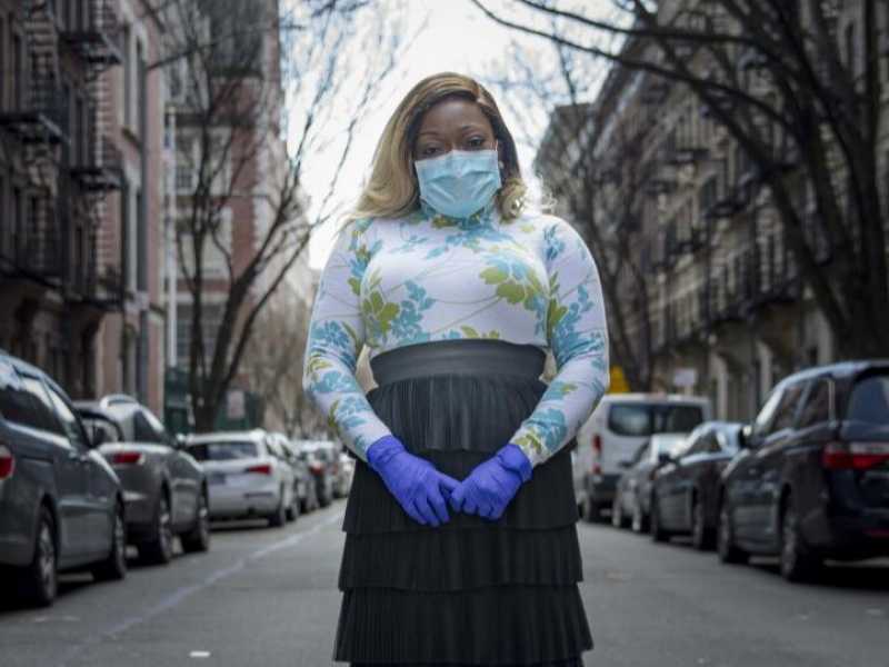 Tiffany Pinckney posa per un ritratto nel quartiere Harlem di New York il 1 &deg; aprile 2020. Dopo un periodo di quarantena a casa separata dai suoi figli, si &egrave; ripresa da Covid-19 (LaPresse)