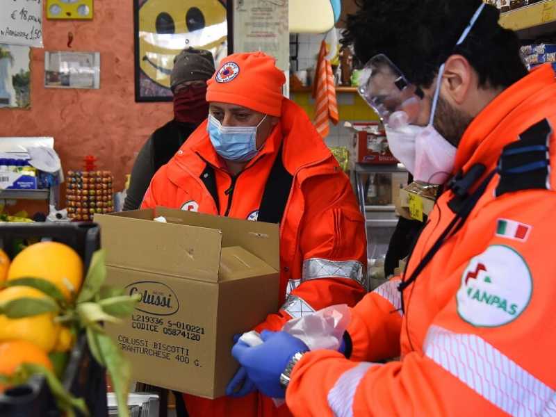 Alcuni volontari acquistano e consegnano generi alimentari per le persone anziane nel Salernitano (foto LaPresse)