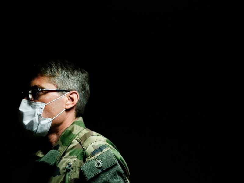 Un militare indossa una mascherina a Mulhouse, Francia (LaPresse)