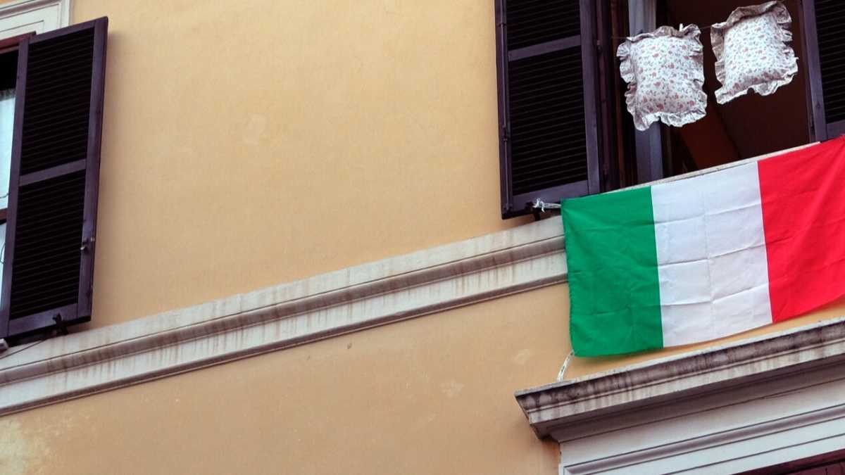 Immagine di I patrioti da balcone fanno il tifo per l'Italia ma si esprimono in inglese