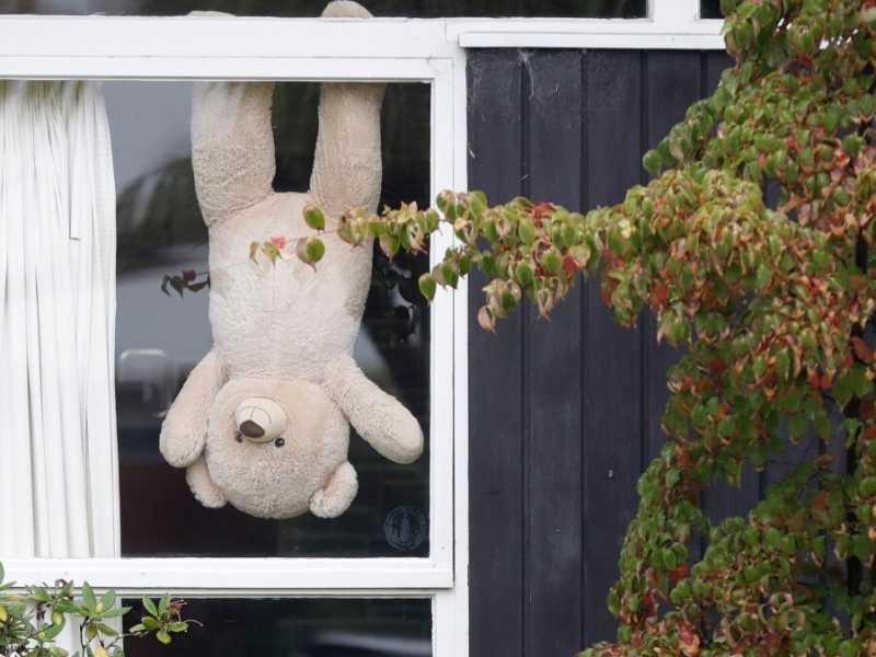 Uno dei tanti movimenti di questa quarantena internazionale: gli orsacchiotti alle finestre. Quello nella foto &egrave; a Christchurch, in Nuova Zelanda (AP Photo/Mark Baker)