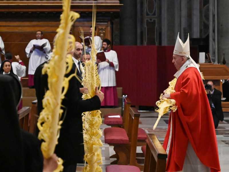 I pochi presenti alla messa della domenica delle Palme celebrata dal Papa all&rsquo;altare della Cattedra, nella basilica di San Pietro  (foto LaPresse)