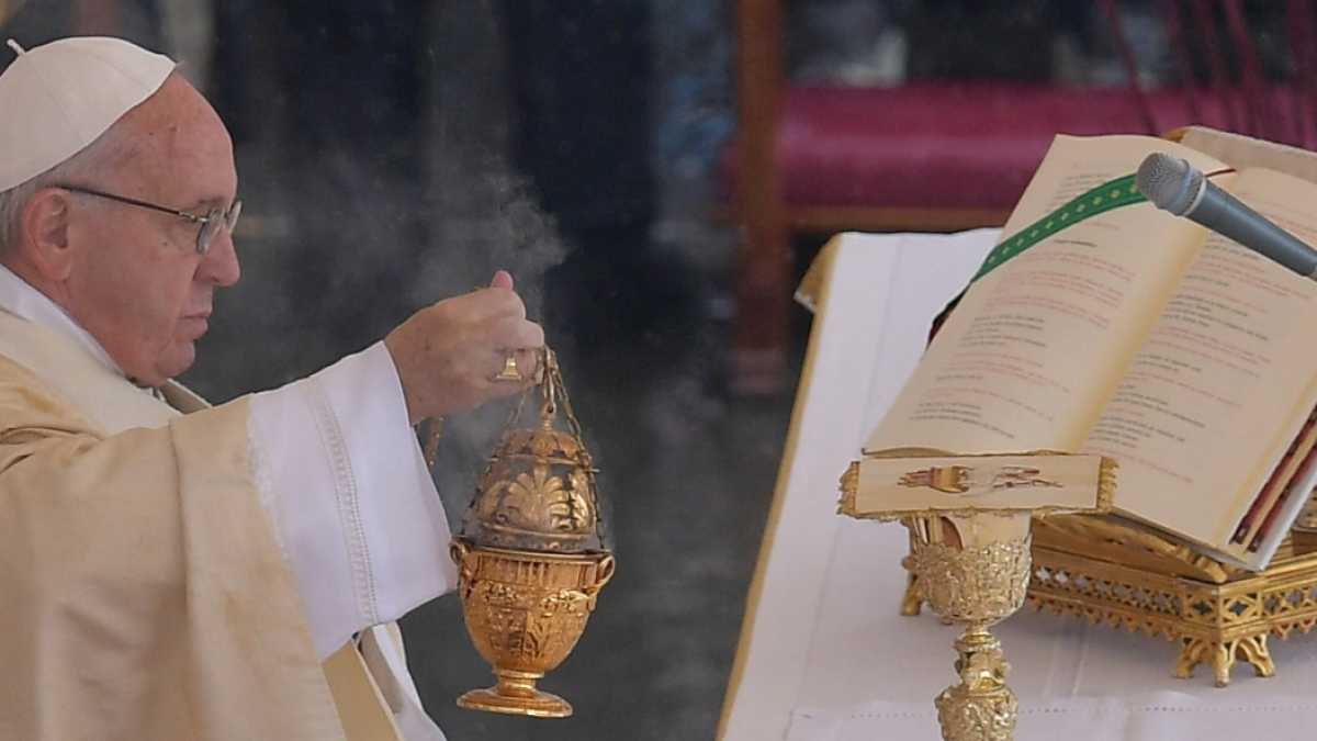 Immagine di Gesù va in onda anche “a porte chiuse”. L’unico disturbo sono le telecronache alle messe del Papa