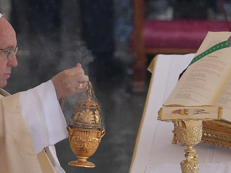 Gesù va in onda anche “a porte chiuse”. L’unico disturbo sono le telecronache alle messe del Papa