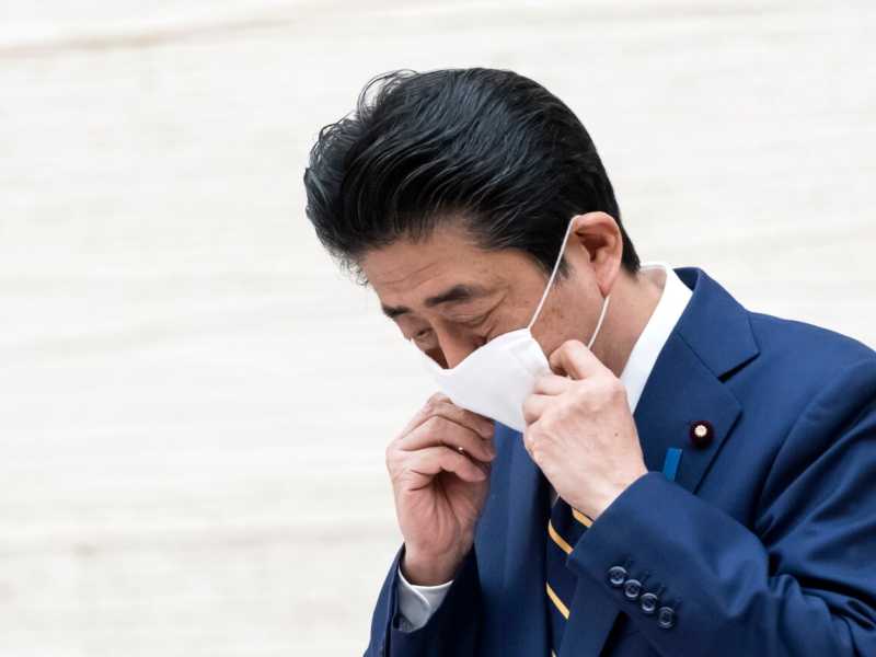La conferenza stampa di Shinzo Abe sull'emergenza coronavirus (foto LaPresse)