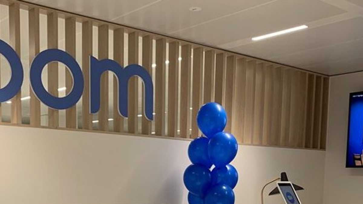 Immagine di La caduta terribile di Zoom, dagli elogi di tutti ai divieti: è troppo insicuro