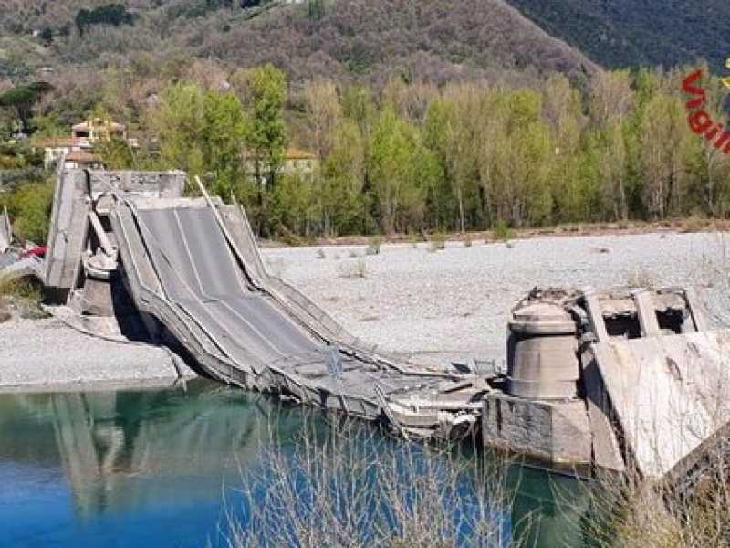 Il ponte sul Magra (foto LaPresse)