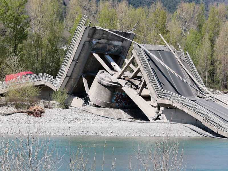 Quelle cinque lettere che non sono bastate a evitare il crollo del viadotto Albiano
