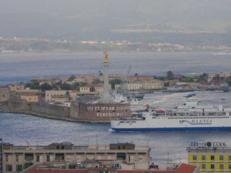 Il porto di Messina (foto via Wikipedia)