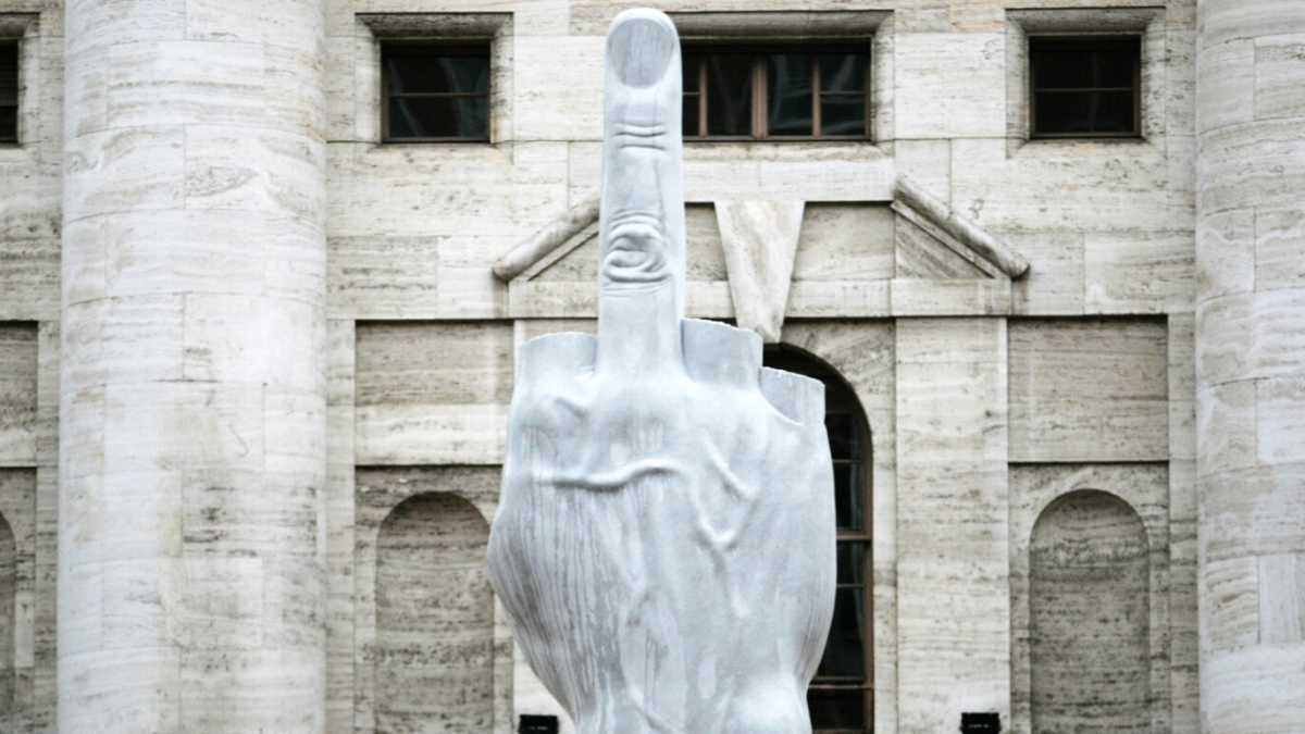 Immagine di Prego che tutto torni come prima, tranne il Dito di Cattelan