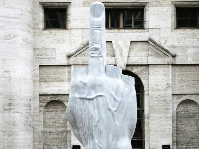 Prego che tutto torni come prima, tranne il Dito di Cattelan