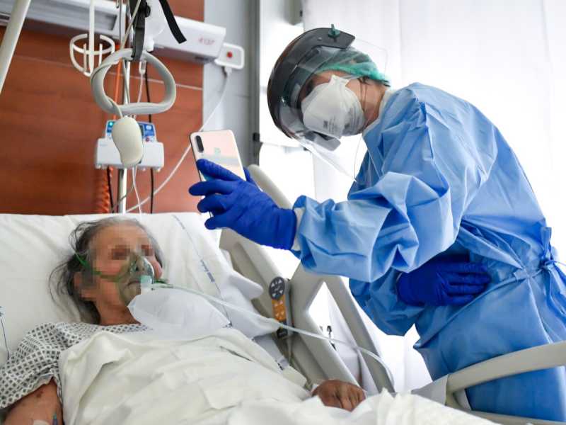 Ospedale Bergamo, videochiamate con i parenti per i pazienti Covid che non possono ricevere visite (foto LaPresse)