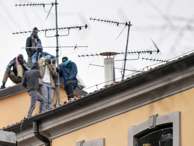 Rivolta dei detenuti al carcere San Vittore a Milano (foto LaPresse)
