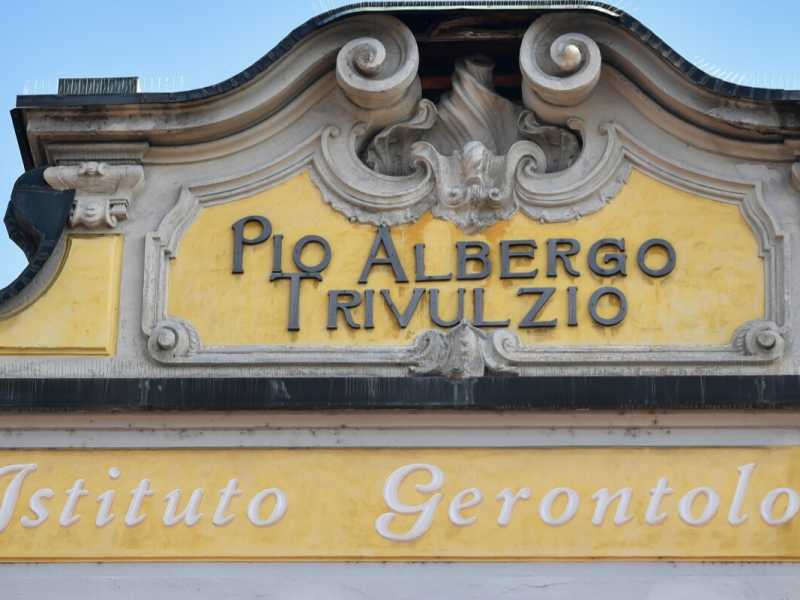 La facciata del Pio Albergo Trivulzio, luogo simbolo della stagione di Mani Pulite oggi al centro di un'indagine sulla gestione dell'emergenza coronavirus (foto LaPresse)