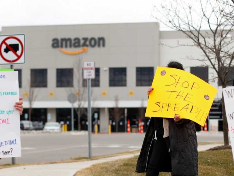Due dipendenti protestano contro una sede Amazon in Michigan per la gestione dell'epidemia di coronavirus (foto LaPresse)