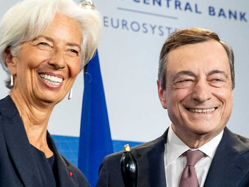 Mario Draghi con Christine Lagarde suo successore alla guida della Bce (foto LaPresse)