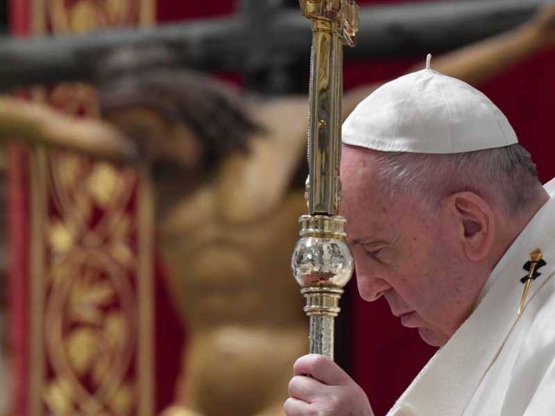 Papa Francesco durante la celebrazione del Gioved&igrave; Santo (foto LaPresse)
