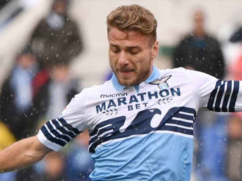 Ciro Immobile nella stagione 2018/2019. Sulla maglia da gara della Lazio, lo sponsor Marathon Bet (foto LaPresse)