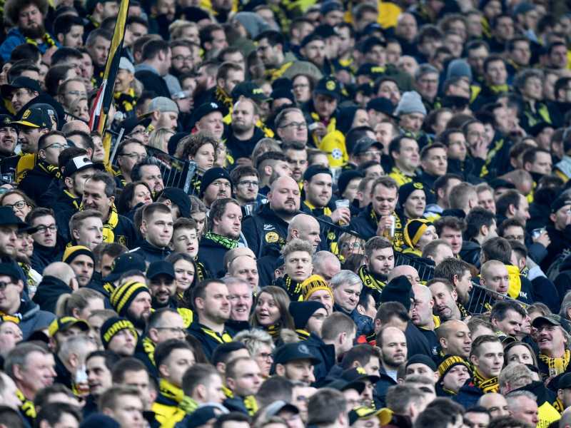 Tifosi tedeschi affollano gli spalti del Westfalenstadion durante la partita tra Borussia Dortmund e Eintracht di Francoforte (foto LaPresse)