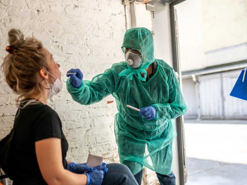 Un test per il coronavirus a Berlino (foto LaPresse)