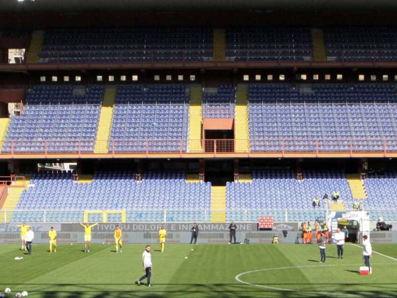 Un'immagine dello stadio Marassi senza pubblico lo scorso 8 marzo giorno della gara tra Sampdoria e Verona (foto LaPresse)