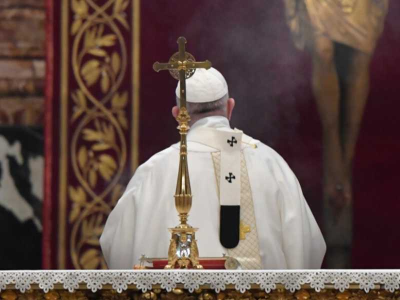 Papa Francesco durante la celebrazione del gioved&igrave; santo (foto LaPresse)