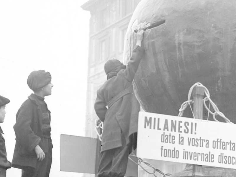 Milano, 17 gennaio 1948, un salvadanaio gigante gira per la città per raccogliere offerte destinate ai disoccupati (foto LaPresse)
