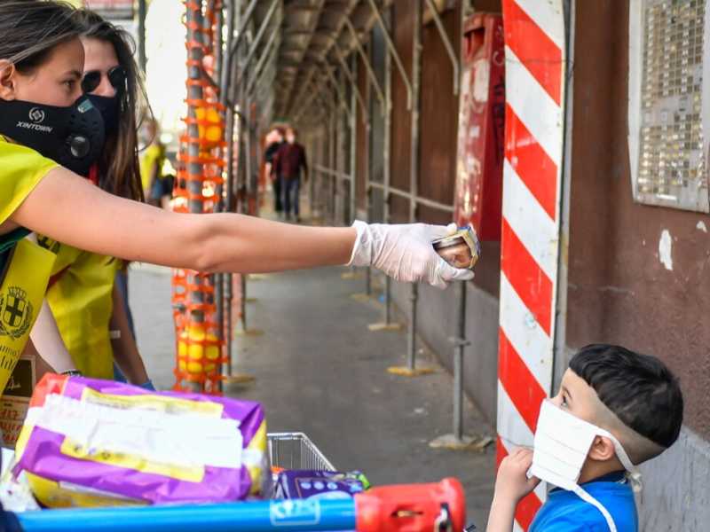Nella foto LaPresse, aiuti agli abitanti delle case popolari di via Giambellino, a Milano