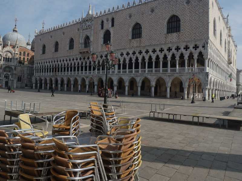 Piazza San Marco a Venezia, con i bar chiusi, le sedie ammassate, l&rsquo;assenza di turisti. L&rsquo;impatto del lockdown si vedr&agrave; presto sulle casse dei comuni (foto LaPresse)