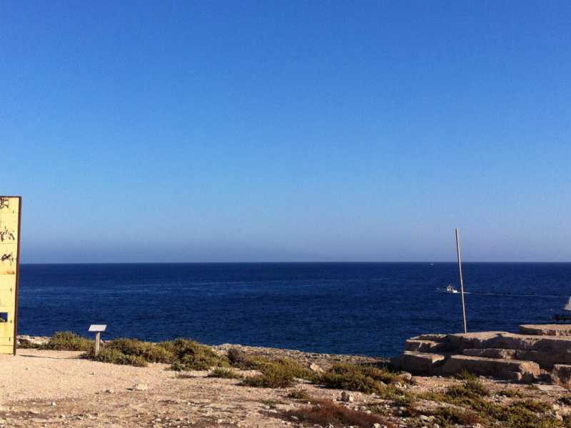 La Porta di Lampedusa, sulle coste della piccola isola siciliana alle prese con gli sbarchi dei migranti e con il Covid-19