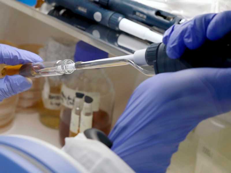 Il vaccino di Pomezia/Oxford e le critiche al lockdown del vicino