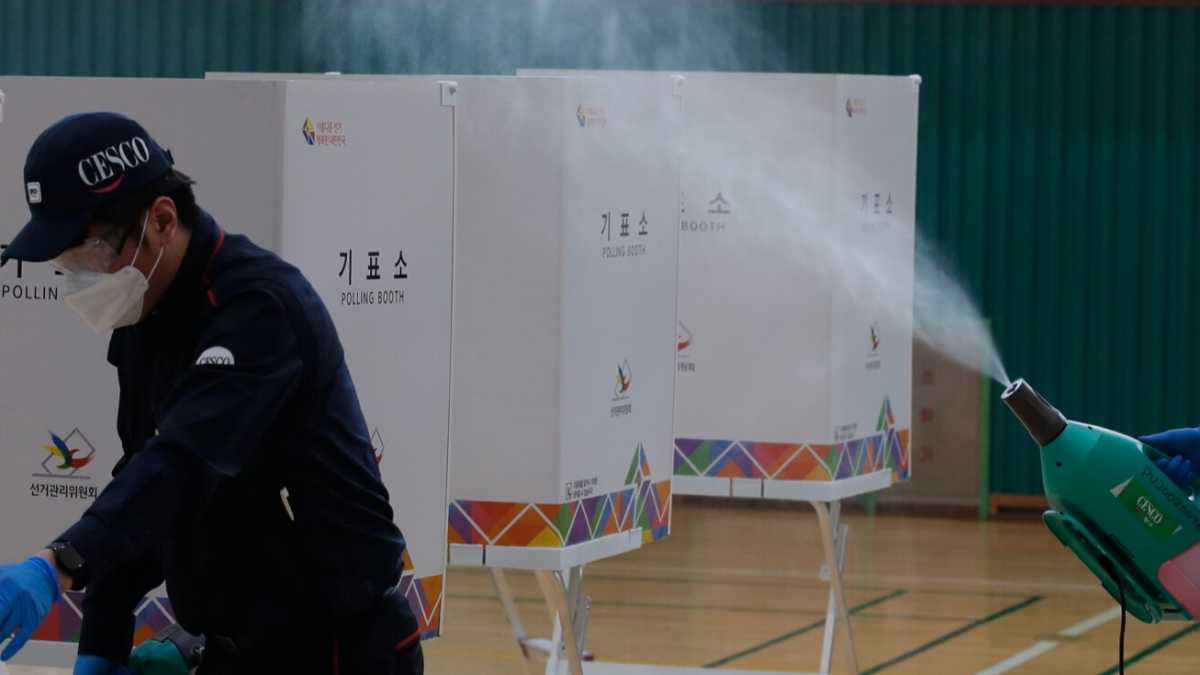 Immagine di Il nord fa test missilistici, il sud vota. La “normalità” coreana nella pandemia