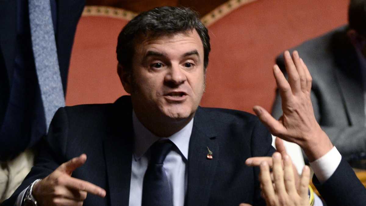 Immagine di “No alla regolarizzazione, sì al permesso temporaneo”, dice Centinaio