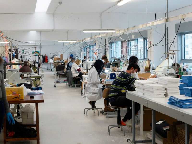 Alta Sartoria Toscano, un'azienda che in accordo con la regione Toscana, si &egrave; convertita nella produzione di mascherine protettive (foto Alessandro La Rocca/LaPresse)