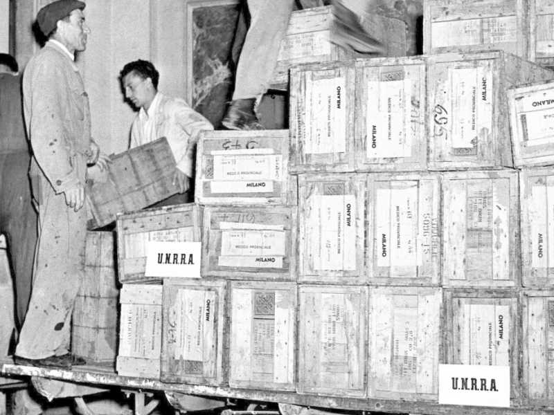 L'arrivo dei medicinali inviati dall'Unnra in pretura a Milano (foto LaPresse)