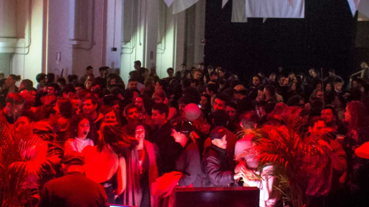Immagine di Codice, a noi! Il settore degli eventi sta crollando e si aggrappa al web