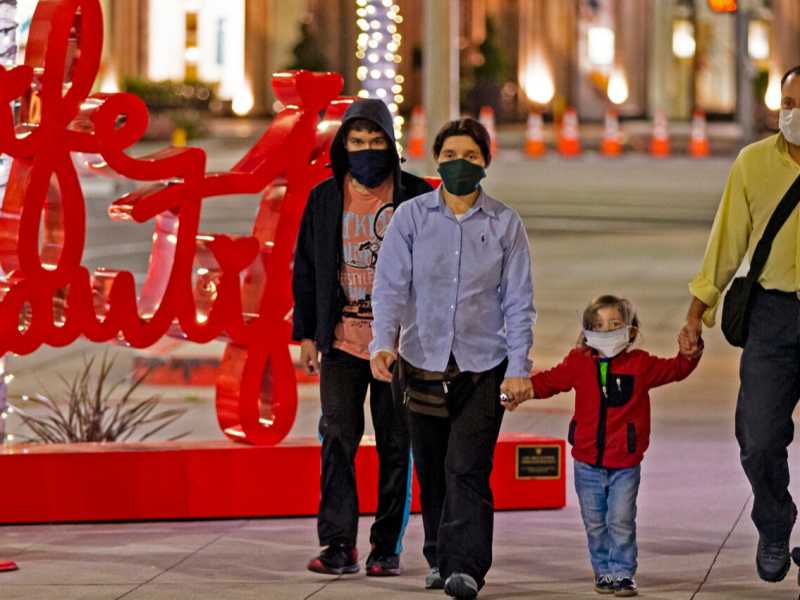 Una famiglia passeggia a Rodeo Drive, Beverly Hills, California (foto LaPresse)