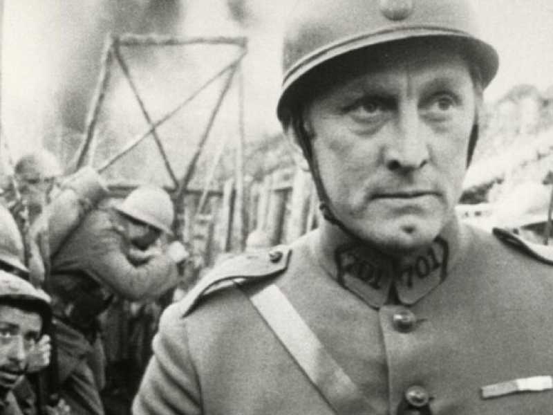 Kirk Douglas in Orizzonti di gloria, un film del 1957 co-sceneggiato e diretto da Stanley Kubrick