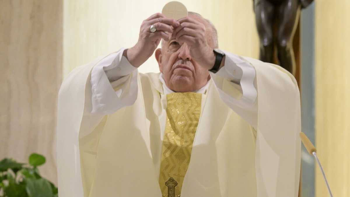 Immagine di Il Papa avverte: "Una familiarità senza popolo e sacramenti è pericolosa. Questa non è la Chiesa"