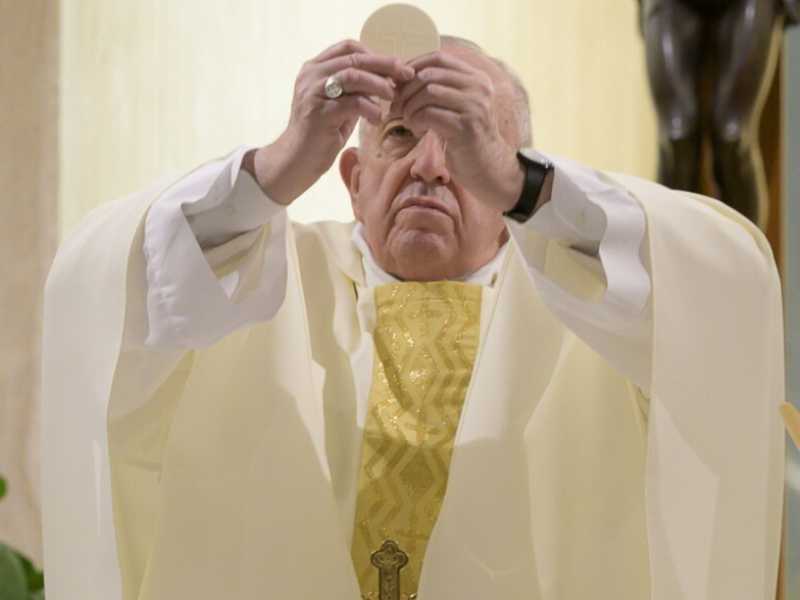 Papa Francesco durante la messa a Santa Marta (foto LaPresse)