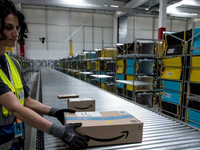 Amazon che assume 175 mila dipendenti &egrave; l&rsquo;immagine simbolica dei vincitori. In un mese il suo titolo in Borsa &egrave; salito del 35 per cento (LaPresse)