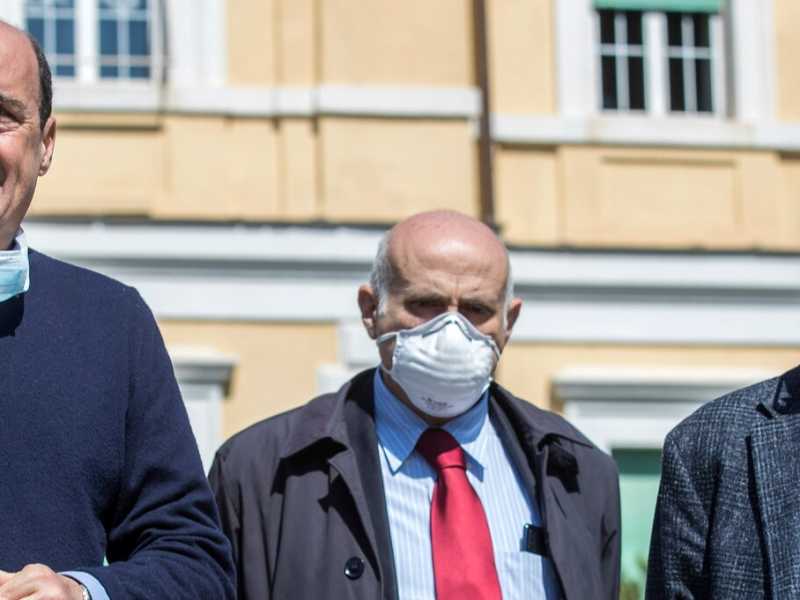 Il governatore del Lazio, Nicola Zingaretti, con il direttore scientifico dell'ospedale Spallanzani, Giuseppe Ippolito, e l'assessore regionale alla Sanità, Alessio D'Amato (Foto LaPresse)
