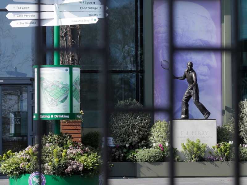 La statua di Fred Perry dietro ai cancelli chiusi di una delle entrate dell’All England Lawn Tennis and Croquet club, lo scorso 1° aprile (foto LaPresse)