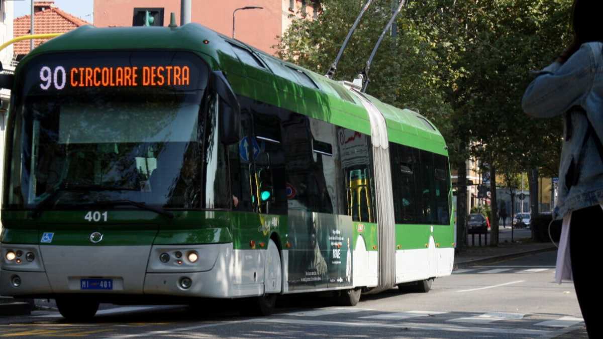 Immagine di L'uomo nudo, ma con la mascherina, sul filobus