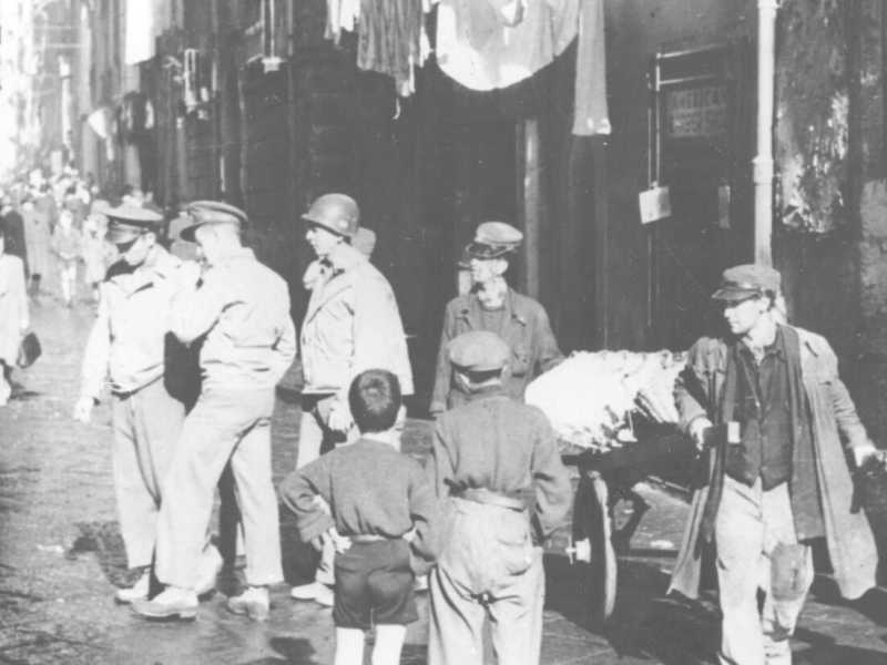Militari americani a Napoli, rione Pignasecca (LaPresse)