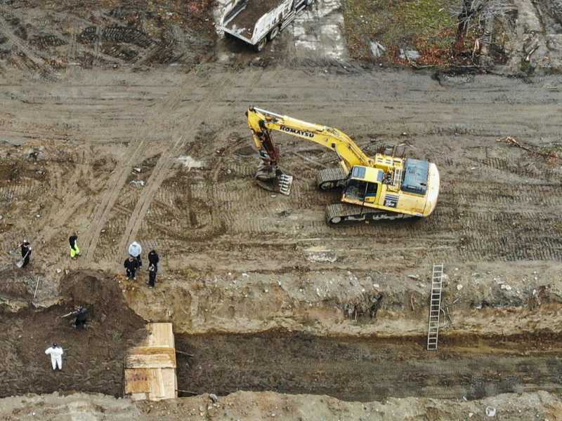 Le fosse comuni scavate all&rsquo;inizio di aprile sull&rsquo;Isola di Hart, davanti al quartiere Bronx di New York (Foto Ap / John Minchillo)